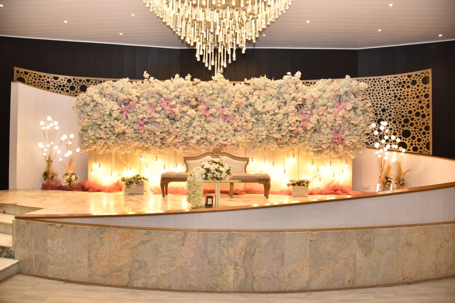 Read more about the article قاعة جواهر ( امير ♡ عبير )